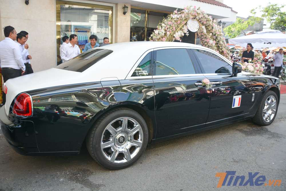 Ngoại thất chiếc xe si&ecirc;u sang Rolls-Royce Ghost n&agrave;y được phối lại 2 m&agrave;u mới l&agrave; trắng v&agrave; đen.