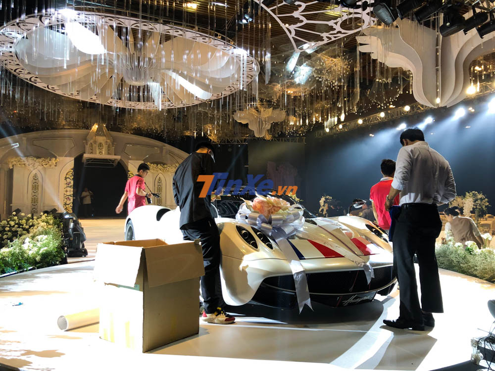 Nhưng phía bên trong lại được đầu tư kỹ lưỡng khi có sự xuất hiện của Pagani Huayra Nhưng phía bên trong lại được đầu tư kỹ lưỡng khi có sự xuất hiện của Pagani Huayra