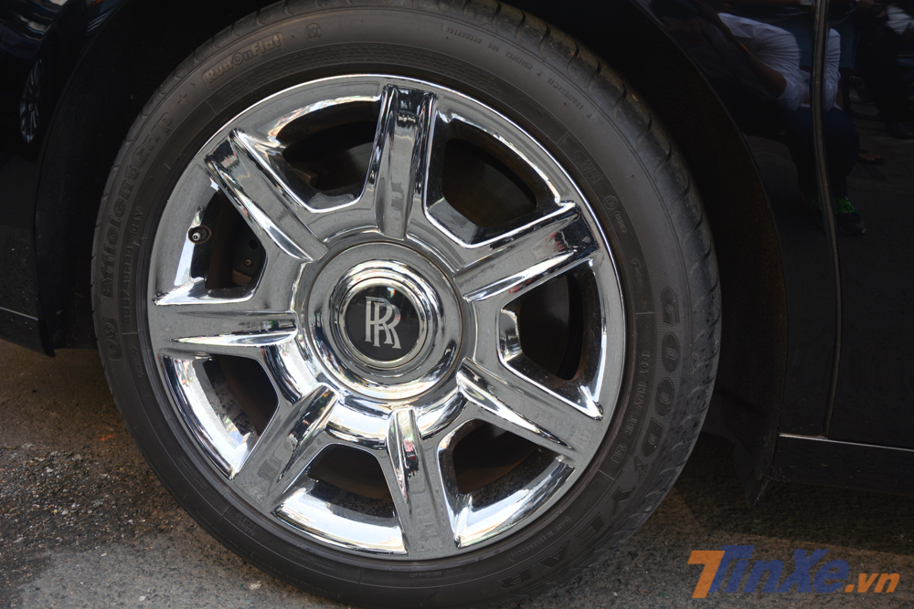 Bộ m&acirc;m 7 chấu đơn của xe được mạ cr&ocirc;m khoẻ khoắn