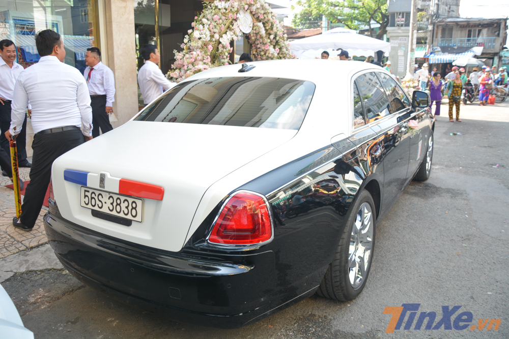 Thanh nẹp mạ cr&ocirc;m cửa khoang h&agrave;nh l&yacute; được d&aacute;n sang 3 m&agrave;u xanh dương, trắng v&agrave; đỏ cũng l&agrave; logo c&ocirc;ng ty gia đ&igrave;nh Minh Nhựa