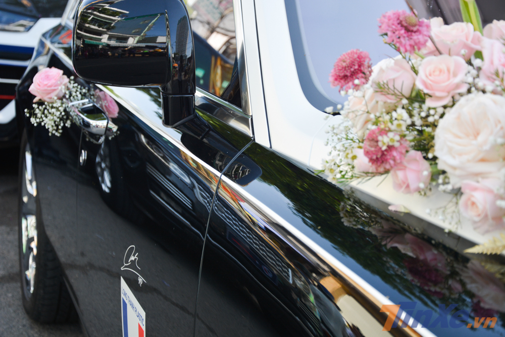 Một đường coachline m&agrave;u trắng k&eacute;o d&agrave;i hết b&ecirc;n h&ocirc;ng xe nhưng đ&acirc;y l&agrave; chi tiết được d&aacute;n đề-can kh&ocirc;ng phải do c&aacute;c nghệ nh&acirc;n của Rolls-Royce d&ugrave;ng đu&ocirc;i ngựa để vẽ