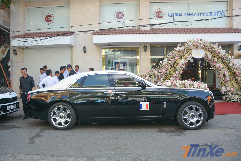 chiếc xe si&ecirc;u sang Rolls-Royce Ghost đ&atilde; được Minh Nhựa mang đi d&aacute;n đề can