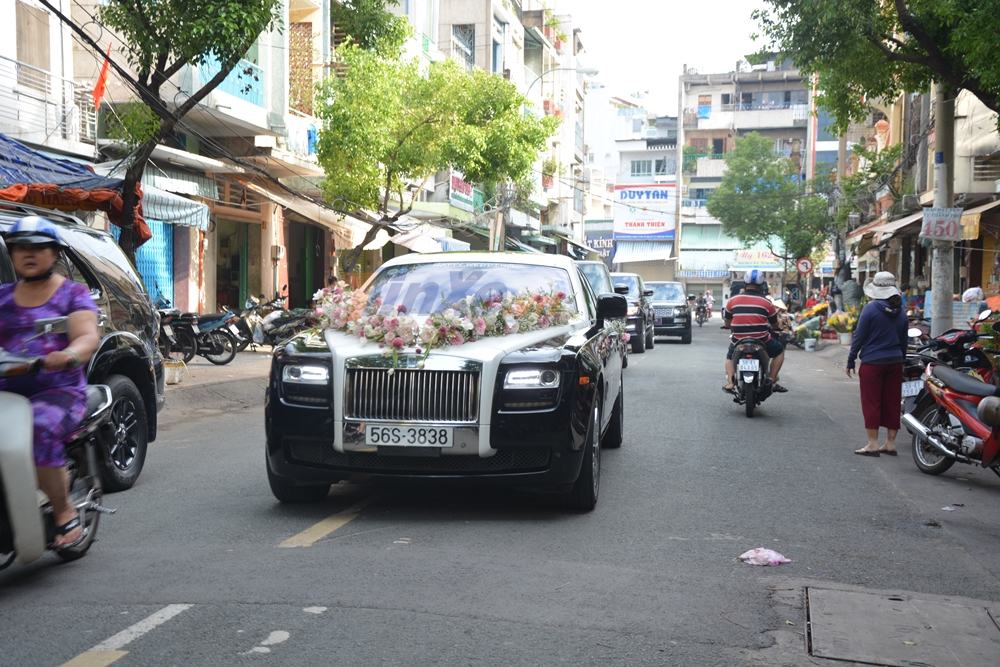 chiếc xe si&ecirc;u sang Rolls-Royce Ghost trong vai tr&ograve; xe hoa c&ugrave;ng một đội hộ vệ Range Rover khoảng 6 chiếc đ&atilde; di chuyển từ nh&agrave; Minh Nhựa sang nh&agrave; con rể để chuẩn bị cho ng&agrave;y trọng đại