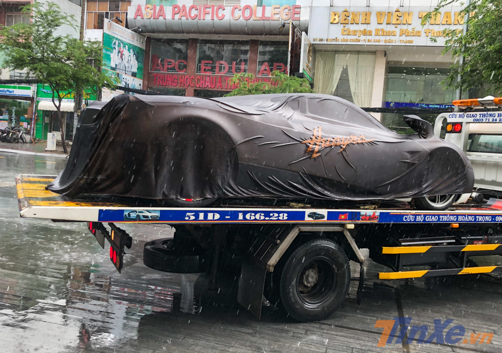 Pagani Huayra của Minh Nhựa dầm mưa đến trung t&acirc;m hội nghị tổ chức đ&aacute;m cưới cho con g&aacute;i v&agrave;o tối nay