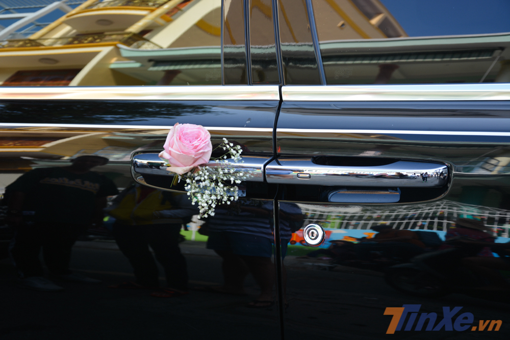 Tay nắm cửa chỉ để một c&agrave;nh hoa hồng tượng trưng cho cuộc sống h&ocirc;n nh&acirc;n tr&ocirc;i qua nhẹ nh&agrave;ng, to&agrave;n m&agrave;u hồng, &iacute;ch c&oacute; sống gi&oacute; 