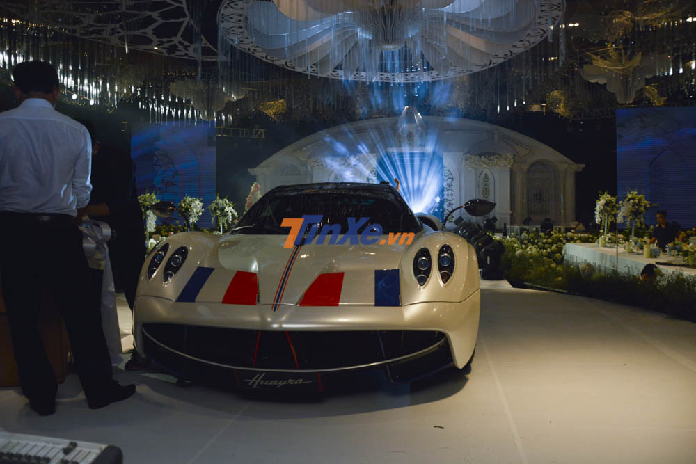 Siêu phẩm Pagani Huayra được trưng bày gần cửa ra vào của tiệc cưới Siêu phẩm Pagani Huayra được trưng bày gần cửa ra vào của tiệc cưới