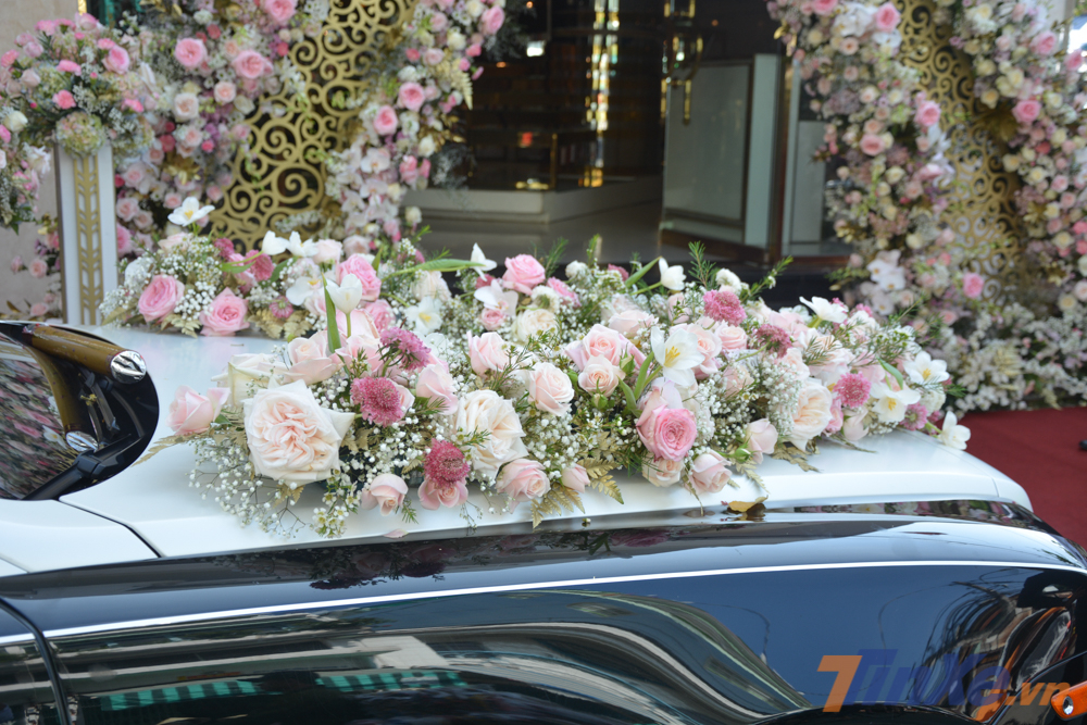 B&oacute; hoa hồng cưới được đ&iacute;nh tr&ecirc;n nắp cap&ocirc; của chiếc xe si&ecirc;u sang Rolls-Royce Ghost kh&ocirc;ng qu&aacute; lớn nhưng vừa đủ mang đến sự l&atilde;ng mạn