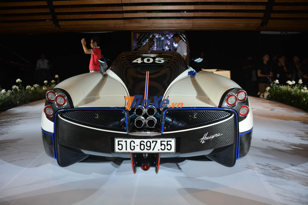 Pagani Huayra của Minh Pagani Huayra của Minh Nhựa nhìn từ phía sau
