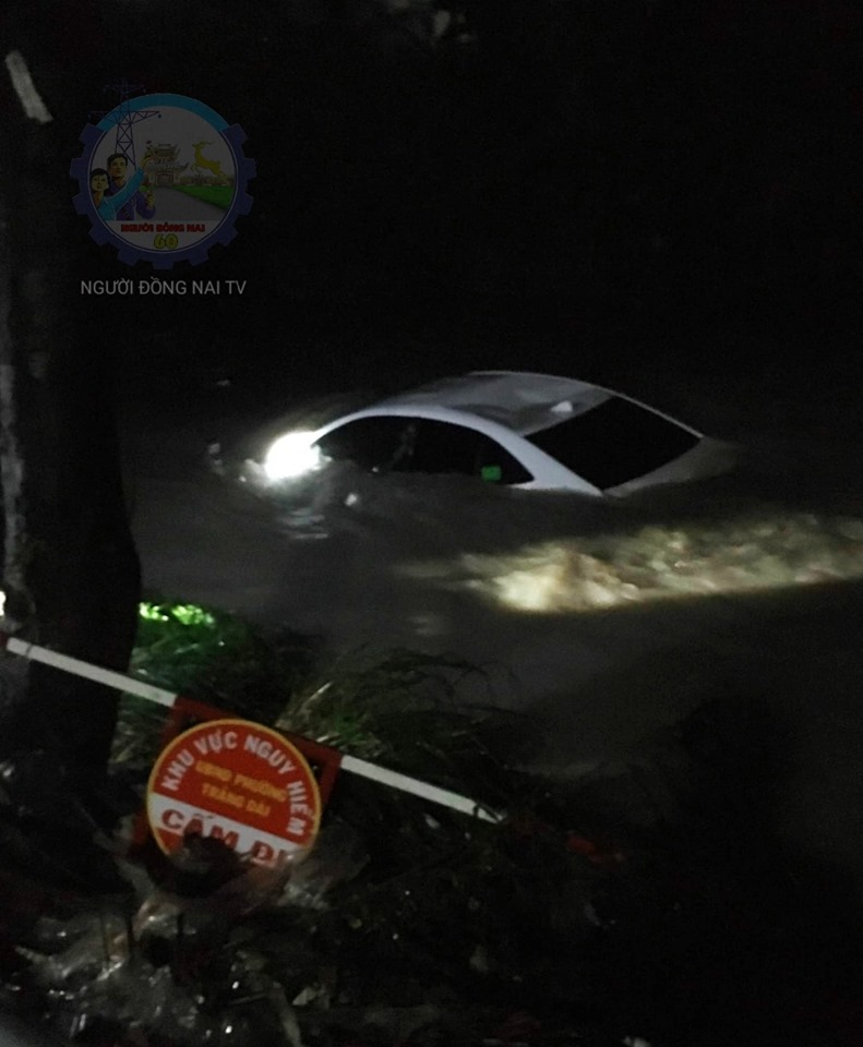 Chiếc &ocirc; t&ocirc; bị cuốn tr&ocirc;i xuống suối Săn M&aacute;u