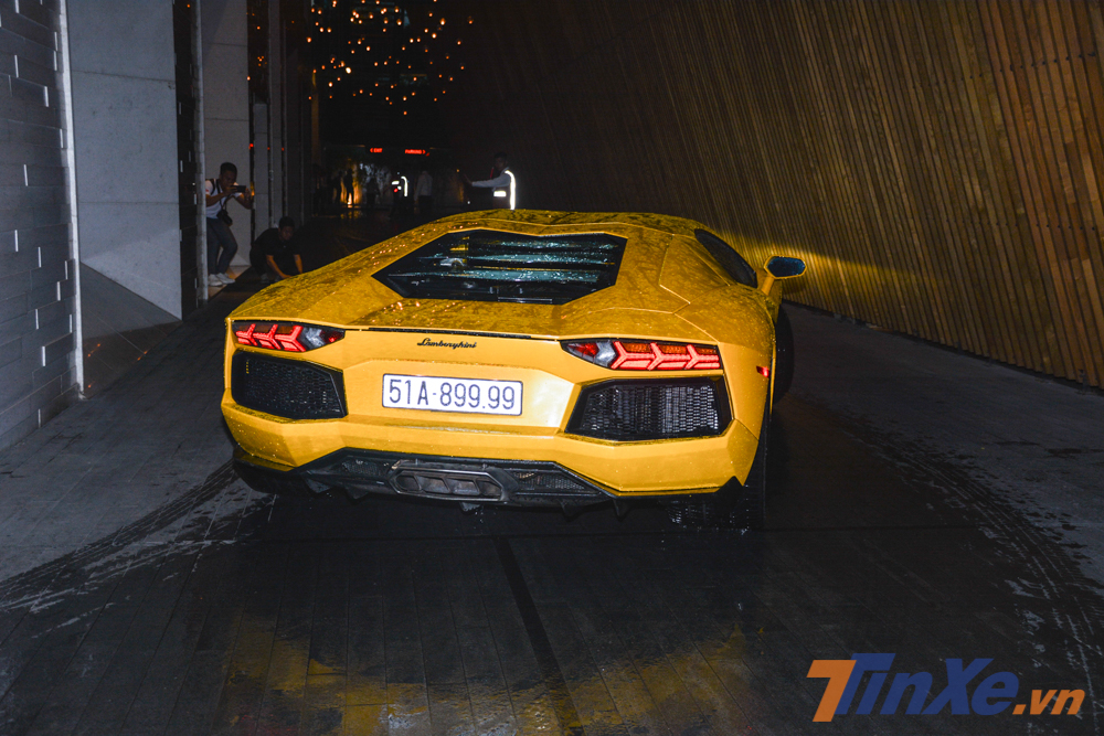 Đây cũng là mẫu siêu xe Lamborghini Aventador LP700-4 đầu tiên xuất hiện ở Việt Nam