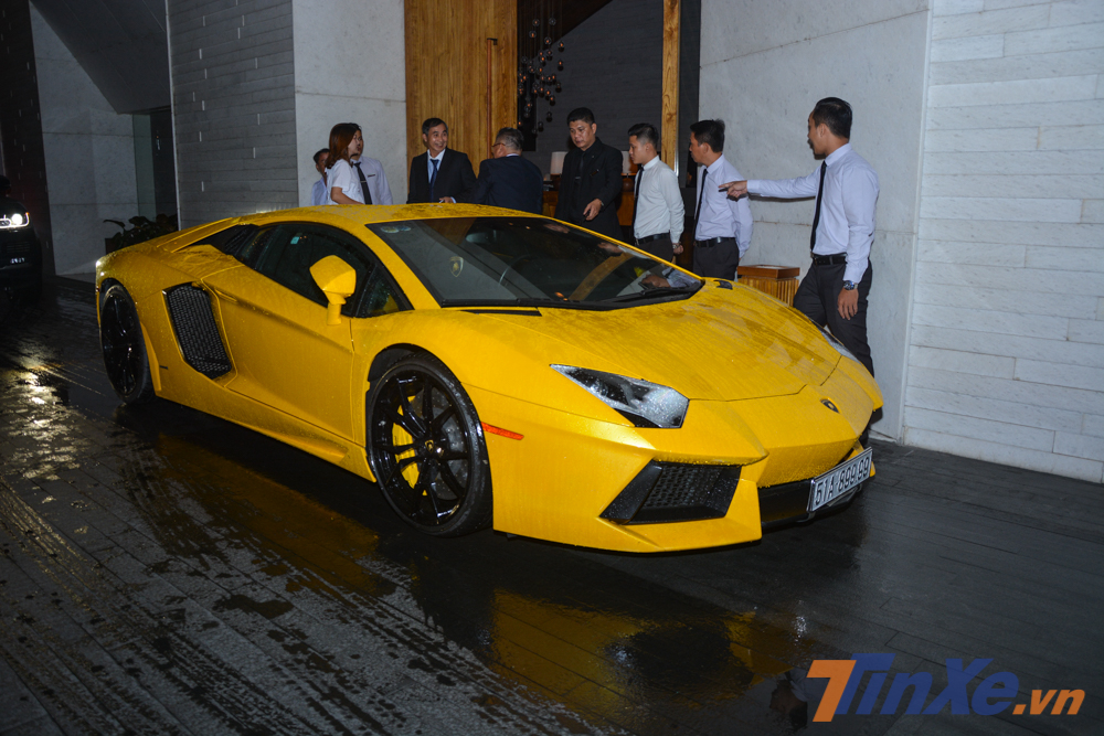 Không ít người lầm tưởng siêu xe Lamborghini Aventador LP700-4 màu vàng này từng thuộc sở hữu của Cường Đô-la