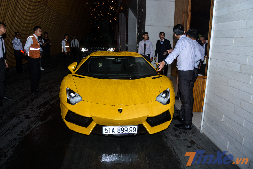Chủ nhân của siêu xe Lamborghini Aventador LP700-4 màu vàng này chơi rất thân với Minh Nhựa