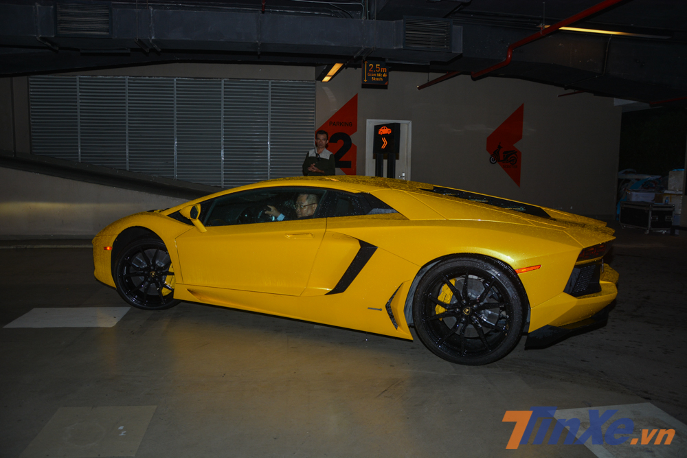 Siêu xe Lamborghini Aventador LP700-4 này không còn mang cây pô IPE