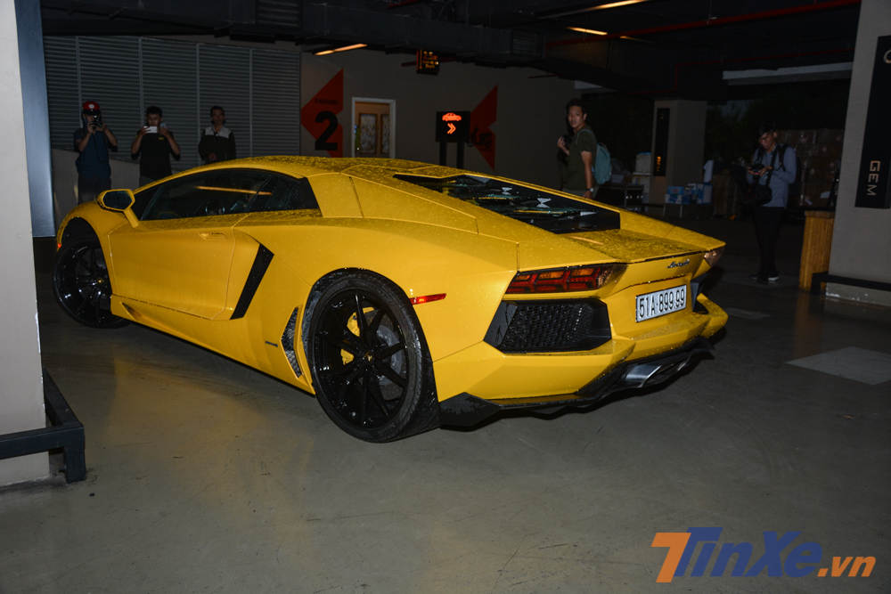 Siêu xe Lamborghini Aventador LP700-4 màu vàng này mang biển tứ quý 9