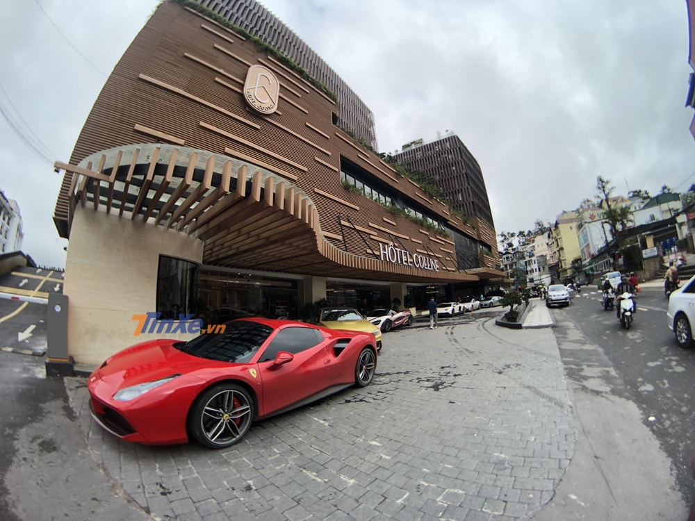 Cường Đ&ocirc;-la cầm l&aacute;i si&ecirc;u xe Ferrari 488 Spider chở vợ l&ecirc;n Đ&agrave; Lạt chơi