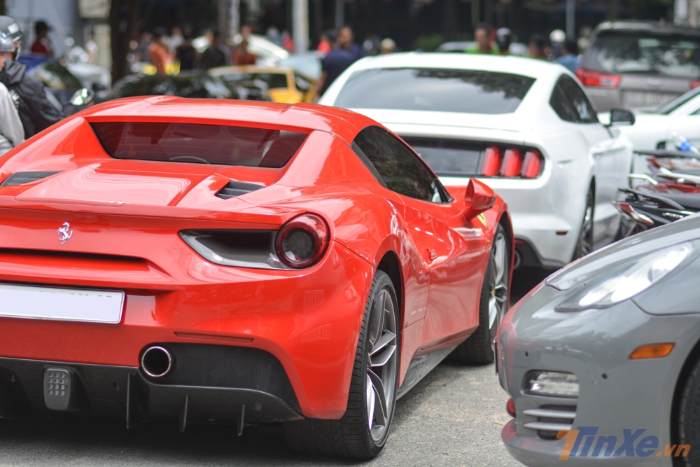 Ferrari 488 Spider m&agrave;u đỏ l&agrave; th&agrave;nh vi&ecirc;n mới nhất trong bộ sưu tập si&ecirc;u xe của Cường Đ&ocirc;-la hiện tại