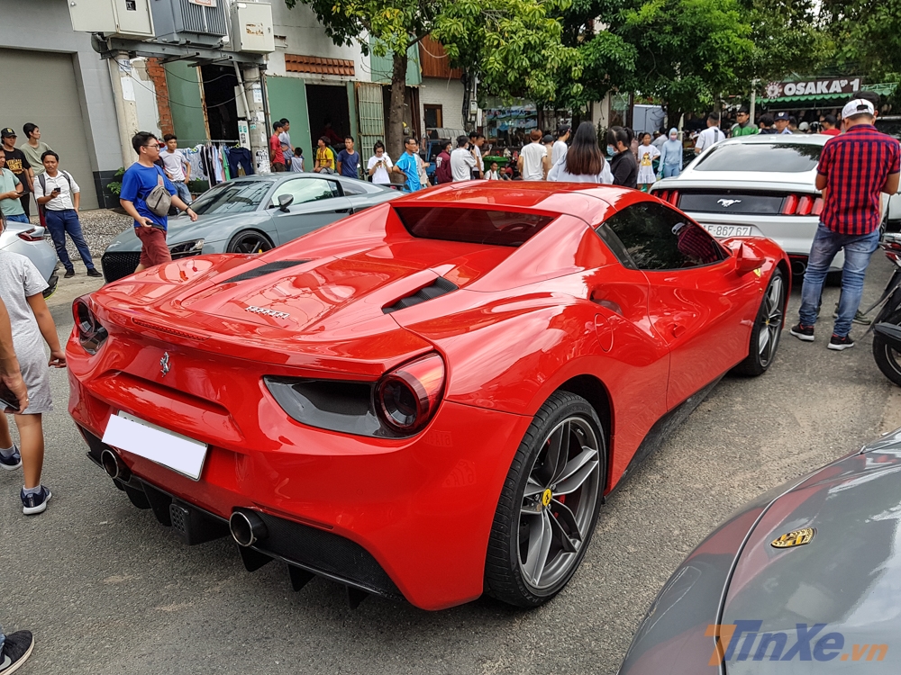 Ferrari 488 Spider m&agrave;u đỏ của cường đ&ocirc; la