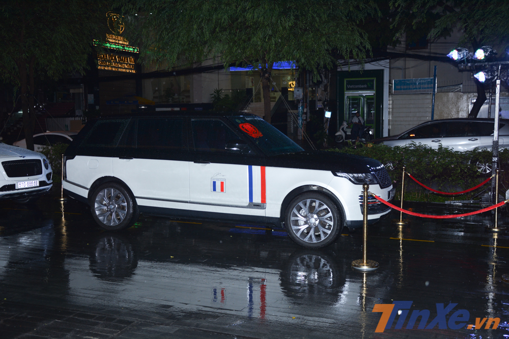 hiếc Range Rover Autobiography LWB 2018 được Minh Nhựa mang d&aacute;n lại ngoại thất hai t&ocirc;ng m&agrave;u l&agrave; trắng v&agrave; đen