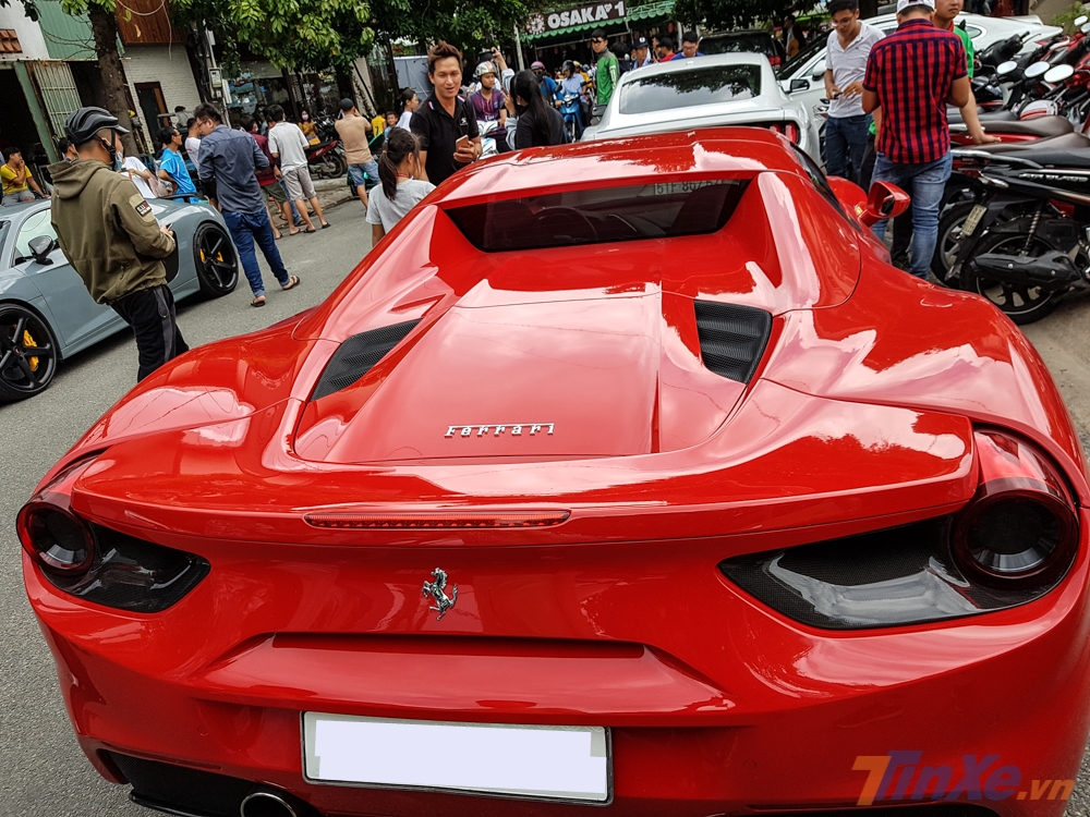  Chiếc si&ecirc;u xe mui trần Ferrari 488 Spider đang trở th&agrave;nh lựa chọn l&yacute; tưởng cho Cường Đ&ocirc;-la v&agrave; Đ&agrave;m Thu Trang trong c&aacute;c chuyến du lịch c&ugrave;ng nhau.
