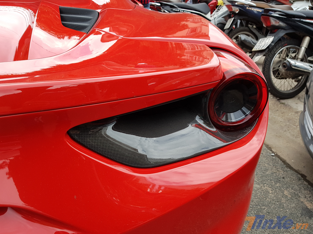 Đ&egrave;n hậu ốp carbon của si&ecirc;u xe Ferrari 488 Spider mui trần