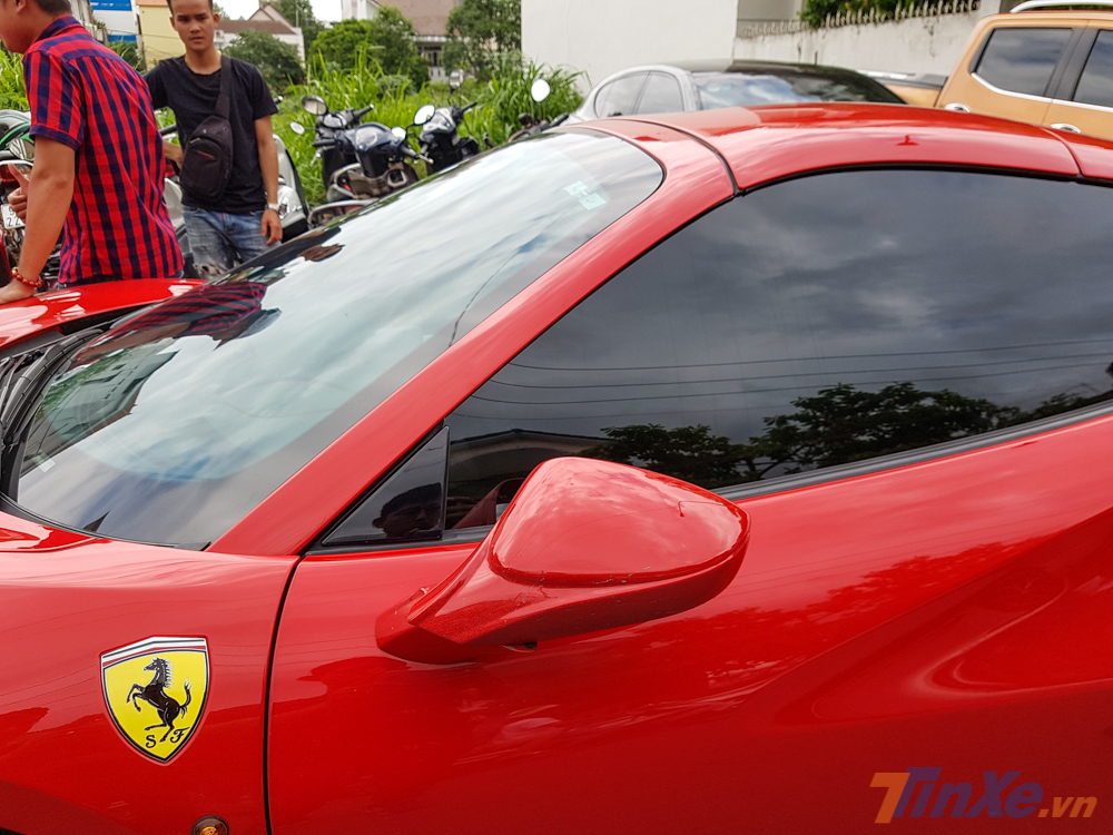 Trước đ&oacute;, cả ba chiếc si&ecirc;u xe Ferrari 488 Spider n&agrave;y đều được c&aacute;c c&ocirc;ng ty nhập khẩu tư nh&acirc;n H&agrave; Nội mang về nước