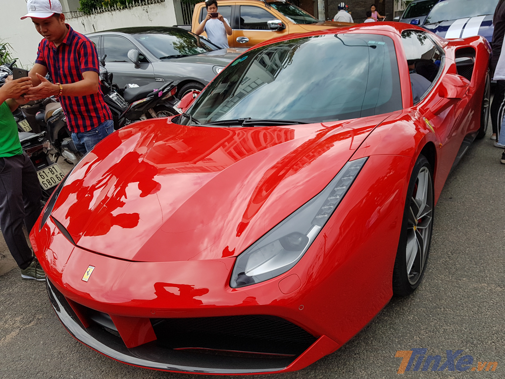 Ferrari 488 Spider m&agrave;u đỏ do bạn của doanh nh&acirc;n 8X n&agrave;y điều khiển