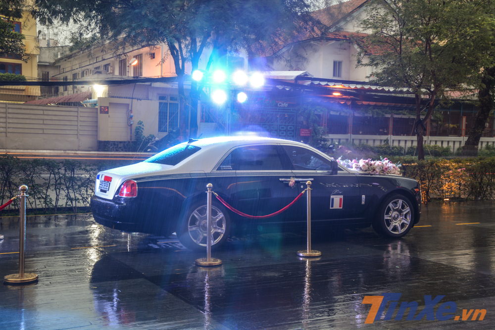 Chiếc xe si&ecirc;u sang Rolls-Royce Ghost n&agrave;y được chọn l&agrave;m xe đưa d&acirc;u
