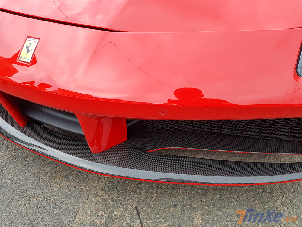 Ngo&agrave;i m&agrave;u sơn đỏ, si&ecirc;u xe Ferrari 488 Spider của Cường Đ&ocirc;-la c&ograve;n c&oacute; c&aacute;c chi tiết bằng carbon như cản va trước