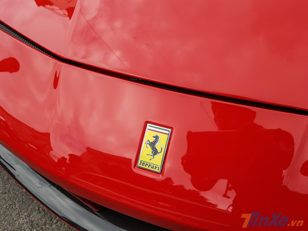 Sự c&oacute; mặt của chiếc si&ecirc;u xe Ferrari 488 Spider m&agrave;u đỏ tại S&agrave;i th&agrave;nh đ&atilde; n&acirc;ng tổng số xe Ferrari 488 Spider c&oacute; mặt trong Nam l&ecirc;n con số 3