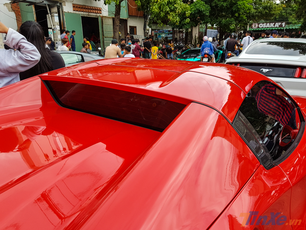 Điểm kh&aacute;c biệt của Ferrari 488 Spider so với si&ecirc;u xe Ferrari 488 GTB nằm ở phần mui xếp cứng c&oacute; thể dễ d&agrave;ng đ&oacute;ng hoặc mở trong thời gian từ 14 đến 16 gi&acirc;y