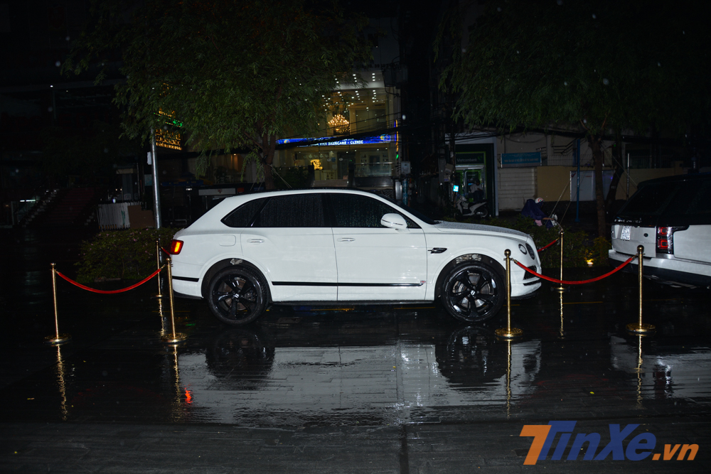 Bentley Bentayga First Edition c&oacute; sự kh&aacute;c biệt với bộ m&acirc;m 22 inch, logo cờ Anh Union Jack nhỏ hai b&ecirc;n sườn xe