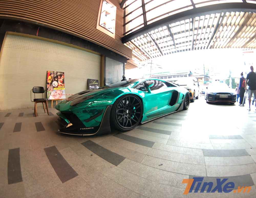 si&ecirc;u xe Lamborghini Aventador Limited Edition 50 c&ograve;n c&oacute; bộ &aacute;o m&agrave;u xanh lam cr&ocirc;m v&ocirc; c&ugrave;ng nổi bật v&agrave; bắt mắt