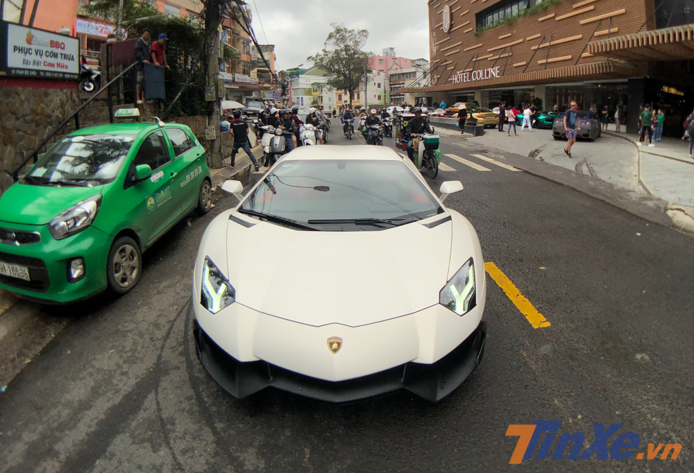 C&ograve;n đ&acirc;y l&agrave; Lamborghini Aventador LP700-4 độ body kit phi&ecirc;n bản giới hạn Aventador LP720-4 50 Anniversario mới được chuyển v&agrave;o Nam trong tối ng&agrave;y 7 th&aacute;ng 9