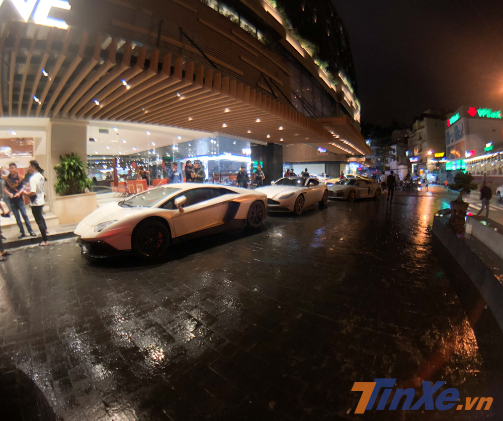 C&aacute;c th&agrave;nh vi&ecirc;n Car Passion di chuyển l&ecirc;n Đ&agrave; Lạt gặp mưa