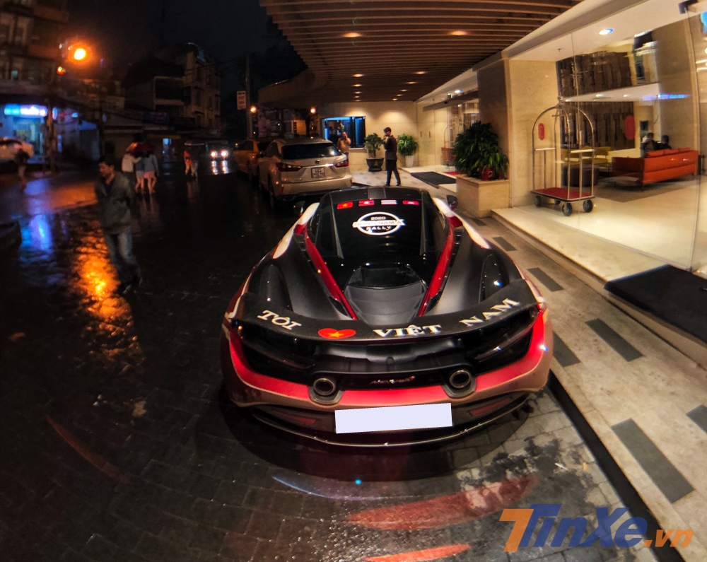 Si&ecirc;u xe McLaren 720S với d&ograve;ng chữ T&ocirc;i Y&ecirc;u Việt Nam tr&ecirc;n c&aacute;nh gi&oacute; đu&ocirc;i