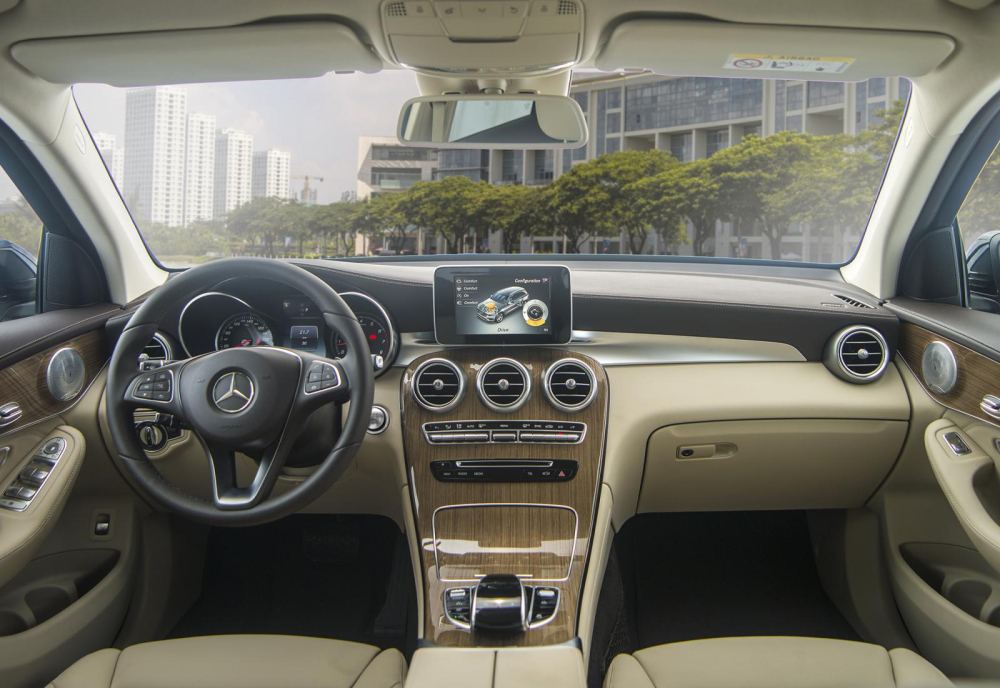 Thiết kế nội thất của GLC 250 4MATIC có phần tối giản nhưng không kém phần sang trọng Mercedes-Benz GLC 250