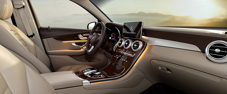Dù mức giá mềm hơn so với các đối thủ nhưng Mercedes GLC 300 AMG 4MATIC 2019 lại không chịu kém cạnh về ngoại thất, nội thất hay sức mạnh Mercedes-Benz GLC 300