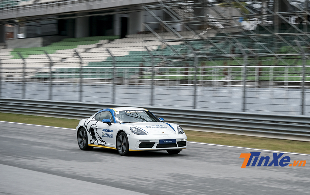 Những chiếc Porsche 718 Cayman có thể đạt tốc độ tối đa lên tới 203km/h trên những đoạn đường thẳng. Những chiếc Porsche 718 Cayman có thể đạt tốc độ tối đa lên tới 203km/h trên những đoạn đường thẳng.
