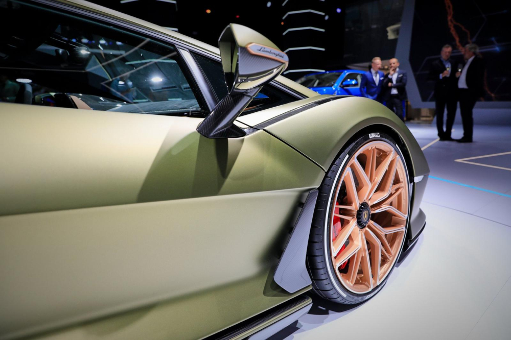 Chắn bùn trước của Lamborghini Sián được tích hợp bộ chẻ khí bằng sợi carbon Chắn bùn trước của Lamborghini Sián được tích hợp bộ chẻ khí bằng sợi carbon