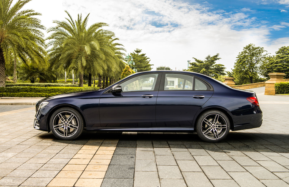 Mercedes-Benz E 300 AMG 2019 được trang bị v&agrave;nh 19 inch đen b&oacute;ng