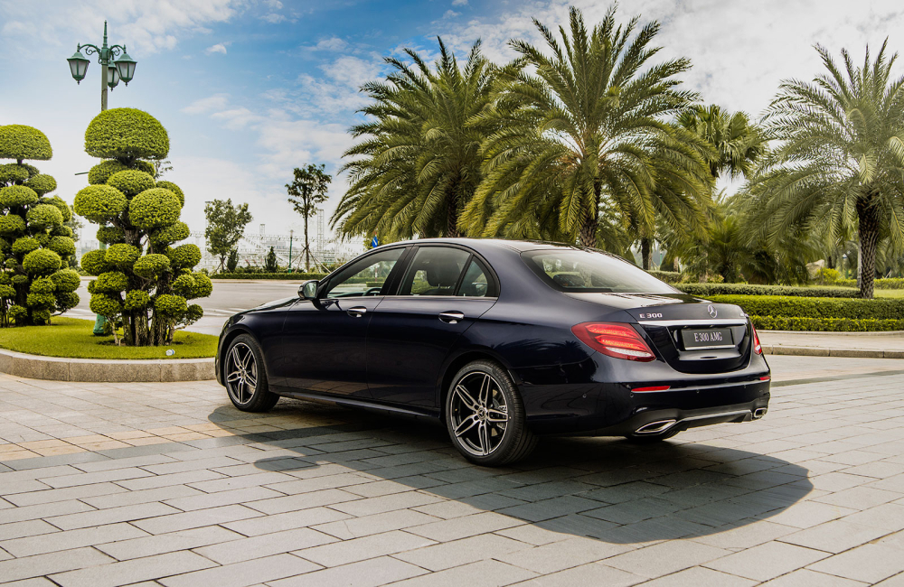 K&iacute;nh xe của Mercedes-Benz E 300 AMG 2019 được nhuộm đen