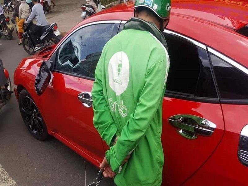 Chiếc Honda Civic bị vỡ kính cửa sổ và gương ngoại thất Chiếc Honda Civic bị vỡ kính cửa sổ và gương ngoại thất