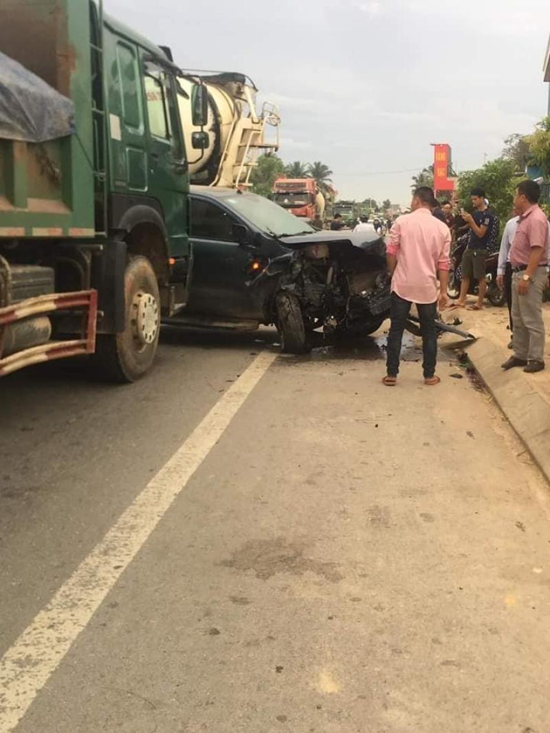 Chiếc xe b&aacute;n tải g&acirc;y tai nạn li&ecirc;n ho&agrave;n tại hiện trường