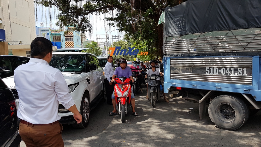 Đoàn xe đỗ thành 2 hàng nên gây không ít khó khăn cho các phương tiện khác di chuyển. Các tài xế cũng làm nhiệm vụ điều tiết giao thông Đoàn xe đỗ thành 2 hàng nên gây không ít khó khăn cho các phương tiện khác di chuyển. Các tài xế cũng làm nhiệm vụ điều tiết giao thông
