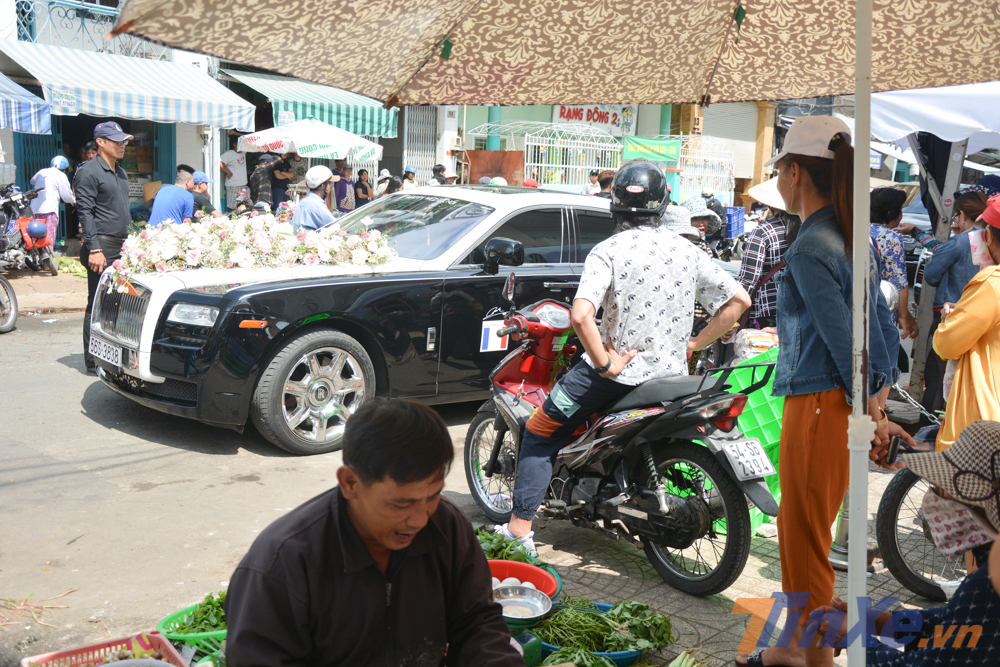 Một số người dân buôn bán gần đó không cảm thấy khó chịu mà còn buôn dưa lê về gia cảnh của cô dâu, sự chịu chơi của ông bố 8X nổi tiếng là giàu có sở hữu siêu xe đắt đỏ Một số người dân buôn bán gần đó không cảm thấy khó chịu mà còn buôn dưa lê về gia cảnh của cô dâu, sự chịu chơi của ông bố 8X nổi tiếng là giàu có sở hữu siêu xe đắt đỏ