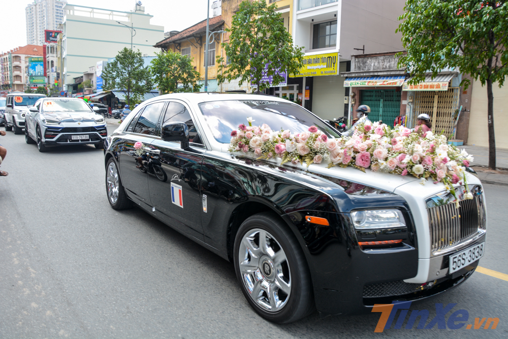 Đoàn xe đưa dâu của con gái Minh Đoàn xe đưa dâu của con gái Minh Nhựa rồng rắn di chuyển trên đường. Có hơn 18 chiếc xe làm công tác đưa dâu
