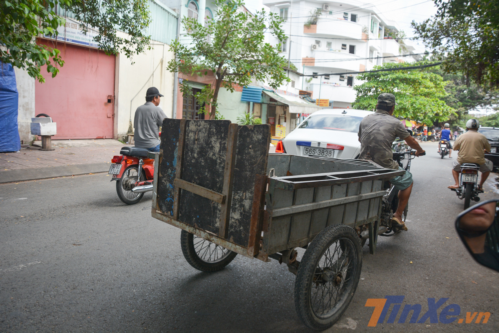 Một người đàn ông chạy xe ba bánh tự chế liên tục Một người đàn ông chạy xe ba bánh tự chế liên tục lạng lách trên đường để tìm cách vượt qua chiếc xe siêu sang Rolls-Royce Ghost khiến không ít người thót tim