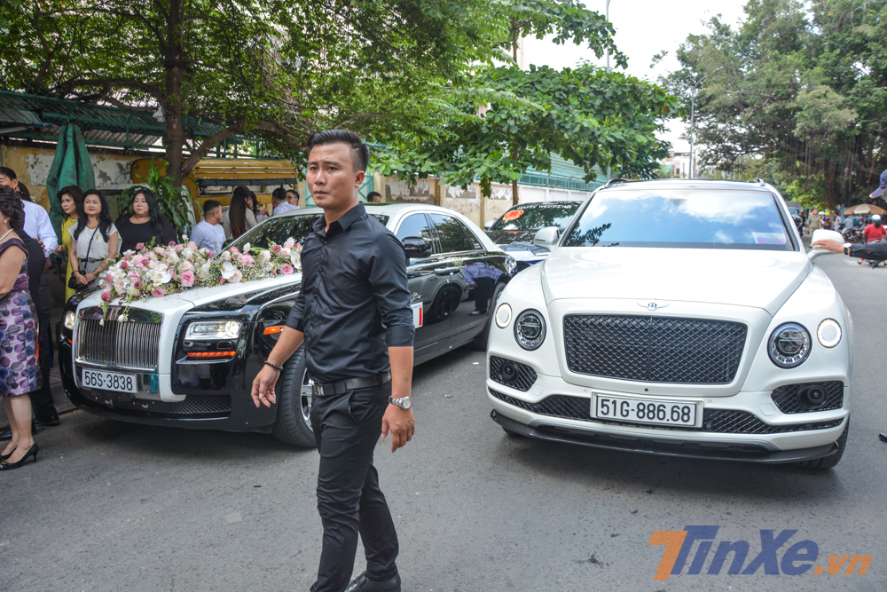 Đội vệ sĩ cũng di chuyển sang nhà chú rể để canh những chiếc xe đưa dâu Đội vệ sĩ cũng di chuyển sang nhà chú rể để canh những chiếc xe đưa dâu