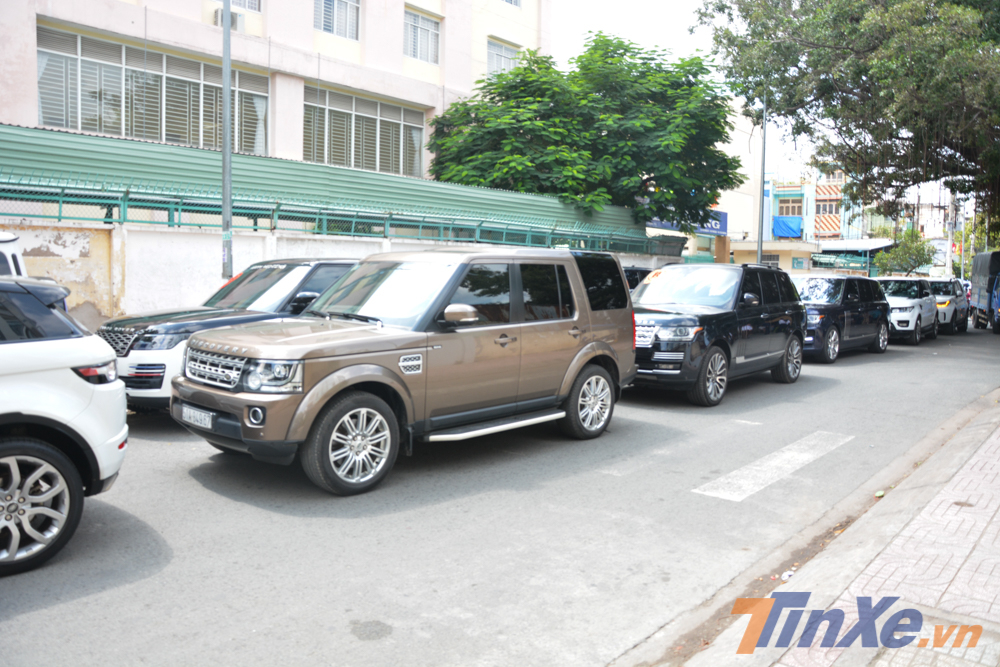 Một số xe Range Rover do chủ tự cầm lái đỗ không ngay ngắn khiến cánh tài xế riêng của Minh Một số xe Range Rover do chủ tự cầm lái đỗ không ngay ngắn khiến cánh tài xế riêng của Minh Nhựa phải vất vả chạy đi kiếm để đưa xe vào vị trí ngay ngắn