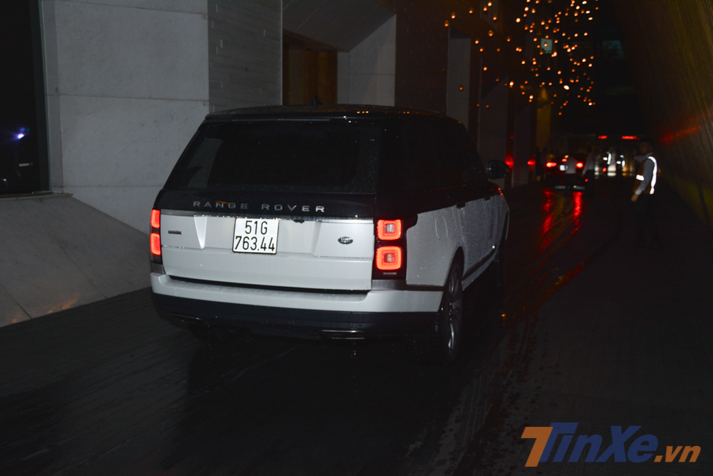 Range Rover Autobiography LWB 2018 sử dụng động cơ V6 có khả năng tăng tốc từ vị trí xuất phát lên 100 km/h trong thời gian 7,4 giây trước khi đạt tốc độ tối đa 209 km/h Range Rover Autobiography LWB 2018 sử dụng động cơ V6 có khả năng tăng tốc từ vị trí xuất phát lên 100 km/h trong thời gian 7,4 giây trước khi đạt tốc độ tối đa 209 km/h
